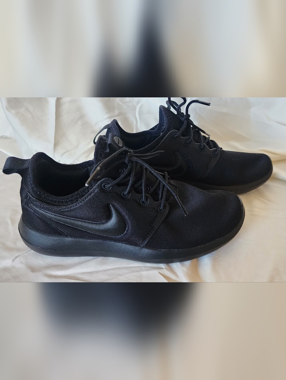 Nike Roshe Two Women’s Black Low-Top Casual Sneakers